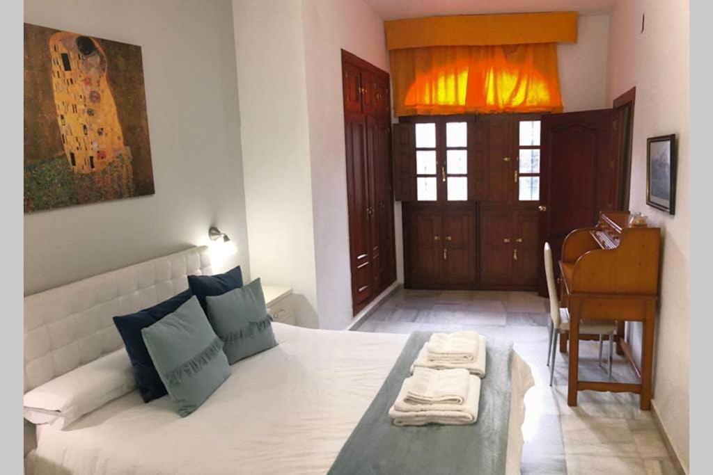 1 Minute From Cathedral. Feel The Heart Of Siviglia
